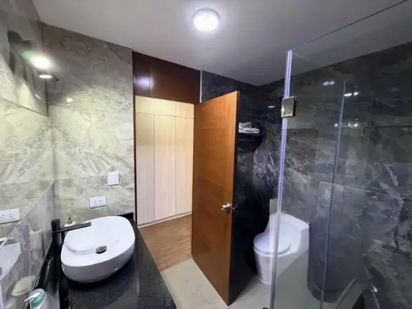 Baño principal en mármol